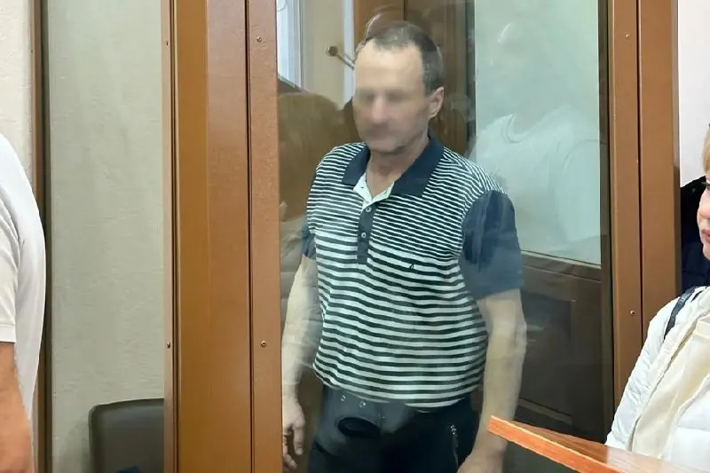 Ленинградский районный суд объявил приговор — 10 лет колонии строгого режима предпринимателю, признанному виновным в вымогательстве 15 млн рублей, разбое и поджоге имущества учредителя стройфирмы.
