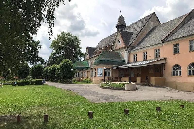 Научно‑производственный центр по охране и реставрации памятников Калининградской области ищет подрядчика для ремонта исторического здания в Гусеве. Начальная цена контракта — 90,76 млн рублей, работы должны быть выполнены к концу 2027 года.