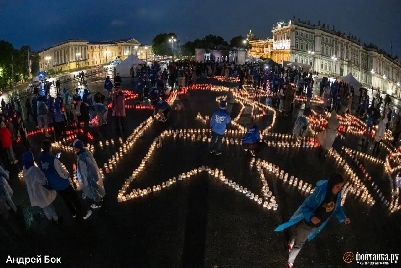 Ночью с 21 на 22 июня на Дворцовой площади выложат около 120 тысяч свечей — планируются живые панно в виде блокадного ГАЗ АА и разорванного кольца. Венки возложат на мемориальных кладбищах, в 12:15 — всероссийская минута молчания.