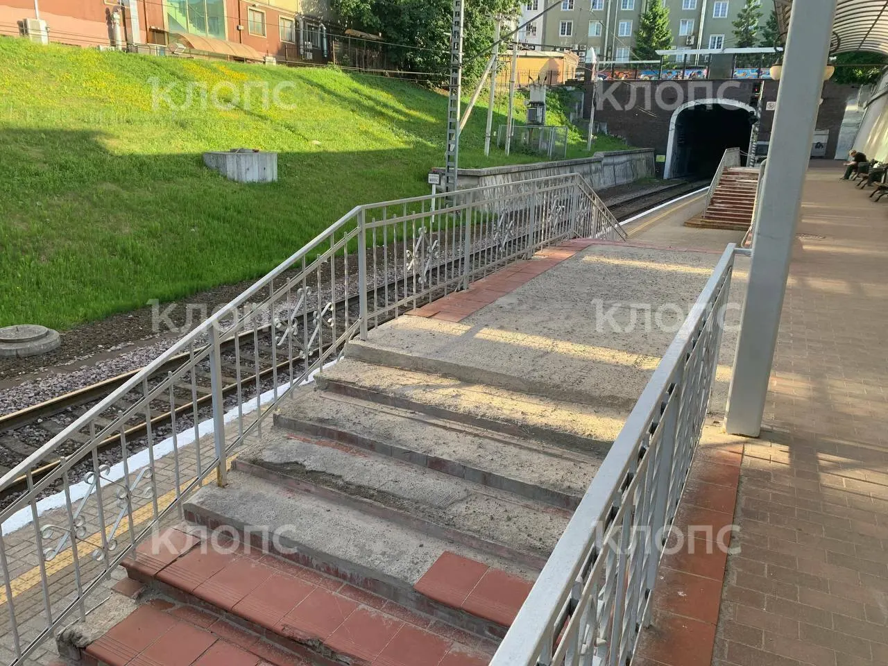 Пассажиры отмечают, что ступени у Северного вокзала в Калининграде раскрошены: ограждения убрали, ремонта нет — люди боятся травмироваться.