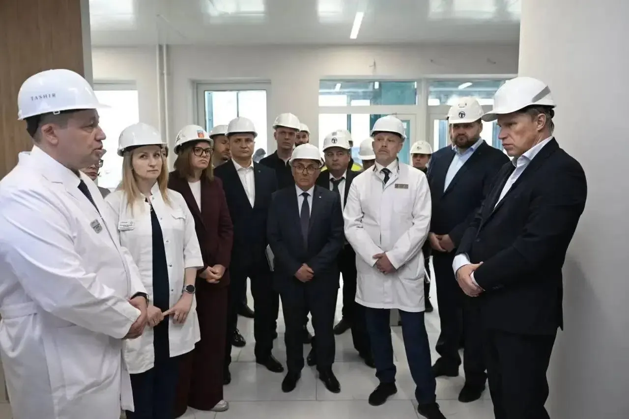 Министр отметил выделение более 600 млн рублей в рамках нацпроекта, рост финансирования по ОМС почти на 7%, ускорение строительства онкодиспансера и приток медицинских кадров в регион.