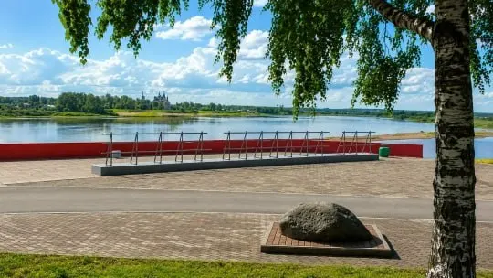 Неоновая инсталляция, установленная 14 июня, была снята с набережной менее чем через неделю — источником демонтажа назвали ошибку в оформлении букв; о возвращении вывески не сообщают.