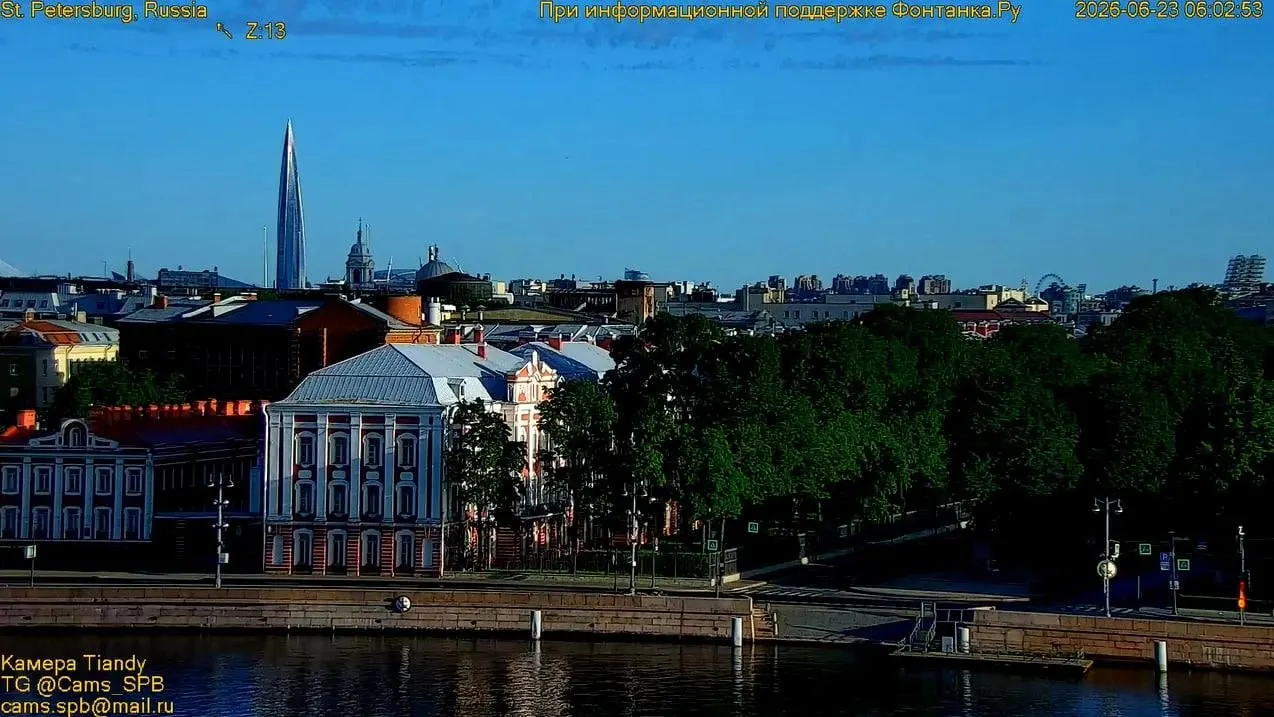 Днем в Санкт‑Петербурге воздух прогреется примерно до +20 °C. Ожидается умеренный северо‑западный ветер, осадки маловероятны.