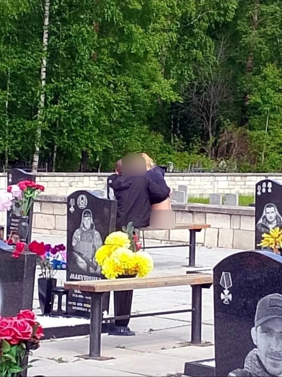 По сообщению очевидцев, 7 июня пара вела себя агрессивно на кладбище в Вологде: били бутылки, ломали вазоны и выбрасывали цветы. Следственный комитет начал проверку и возбудил уголовное дело об осквернении воинских захоронений.