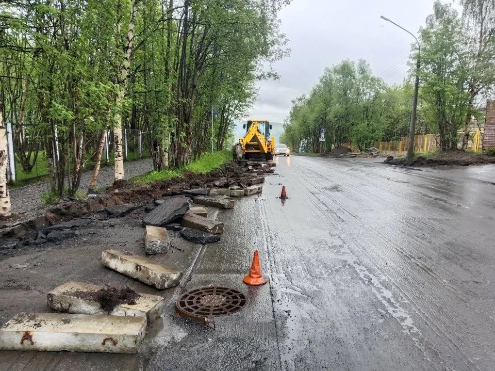 Укладка асфальта и обустройство тротуаров проводятся на нескольких улицах Мурманска: Юрия Гагарина, Павлика Морозова, Серпантин, Скальная и Алексея Хлобыстова.
