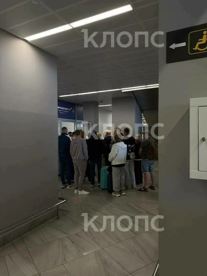 В аэропорту Калининграда отмечены задержки нескольких вылетов и прилётов — от 25 минут до четырёх часов. Пассажиров просят заранее проверять статус рейса.