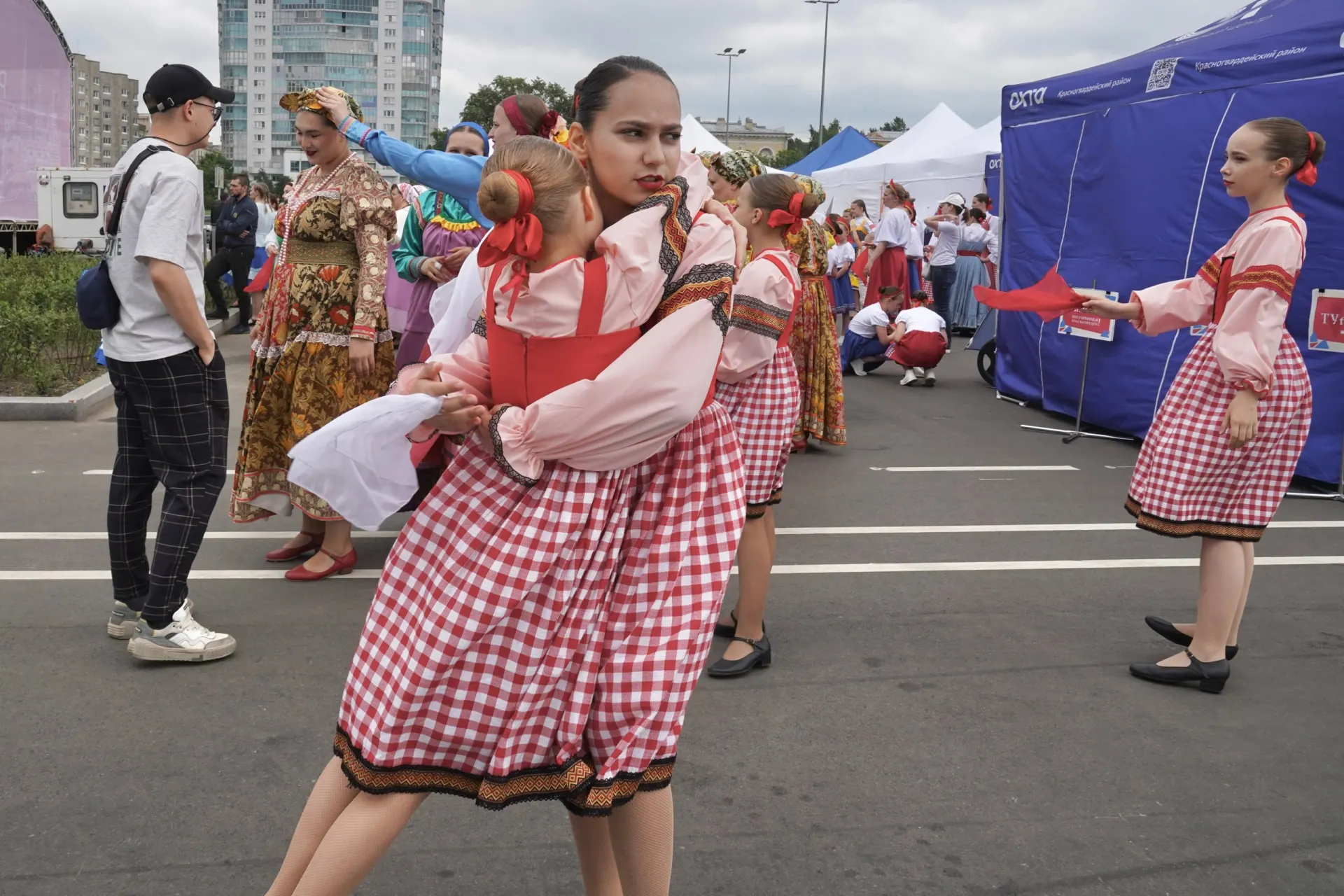 Ежегодный танцевальный фестиваль в честь Дня России посвятили рекам страны. Мероприятие прошло на Свердловской набережной, аналогичные акции прошли более чем в 30 городах.
