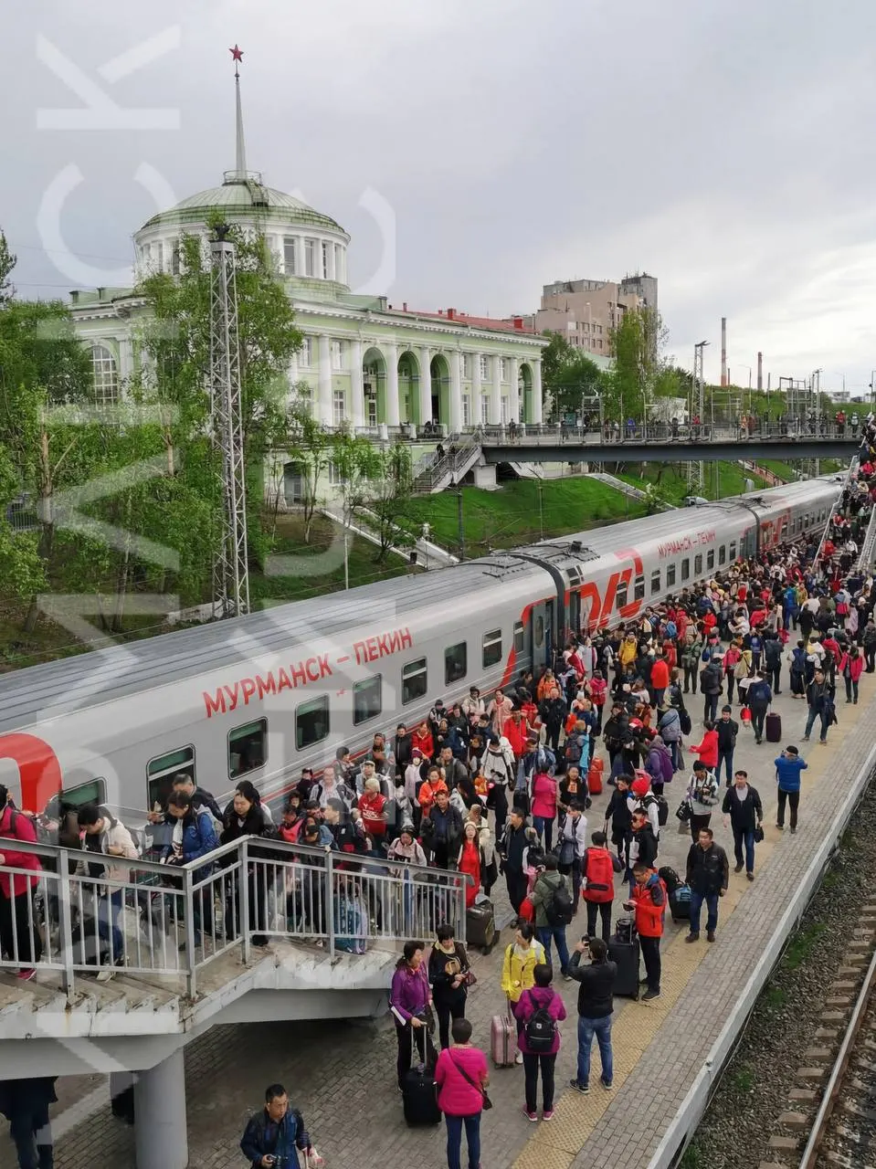 К 2027 году планируют запустить железнодорожный маршрут из Мурманска в Пекин через Монголию или Забайкальск. Поездка займёт от шести до семи суток в одну сторону, поэтому подойдёт не всем.