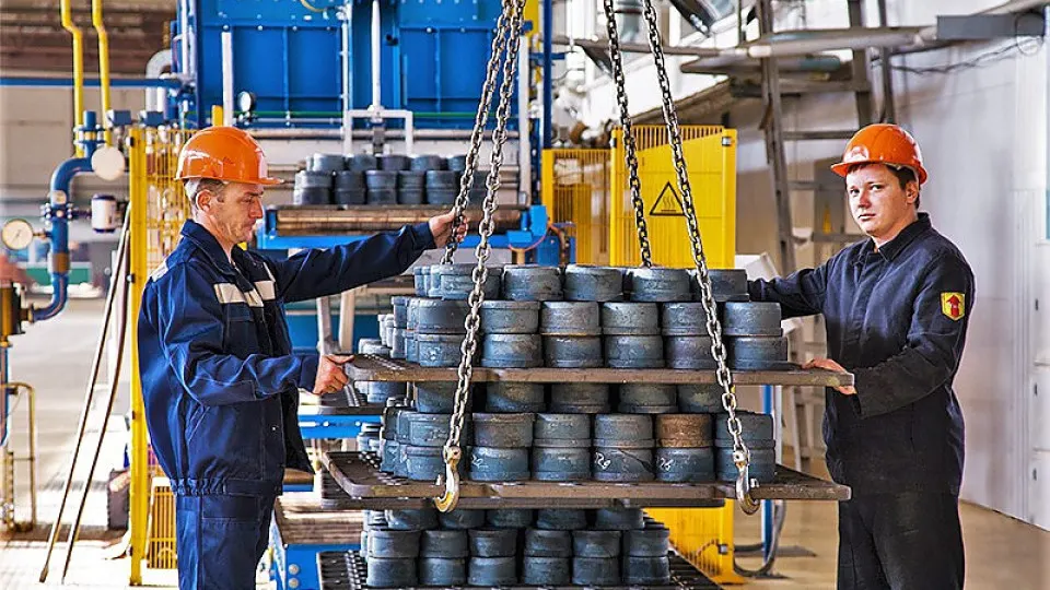 Лефортовский райсуд Москвы по требованию Генпрокуратуры наложил арест на основные активы АО «ЕПК» и связанные с ним предприятия в нескольких регионах. Ход расследования связан с действиями бывшего депутата и вводом антидемпинговых пошлин на китайские подшипники.