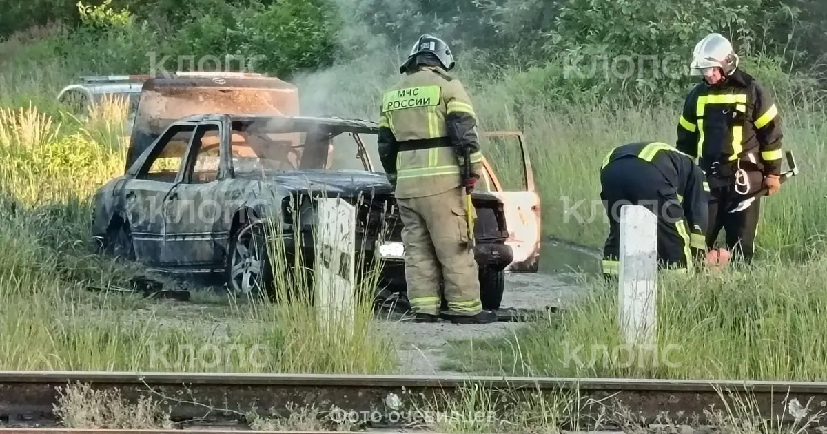 Рядом с железной дорогой в Гусеве произошёл взрыв автомобиля Mercedes — машина полностью сгорела, о пострадавших информации нет.