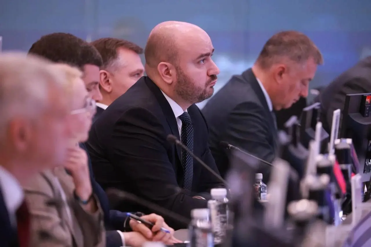 На совещании под руководством вице‑премьера обсуждали поставки бензина и дизеля, координацию между федеральным центром, регионами и поставщиками и меры по стабилизации рынка.