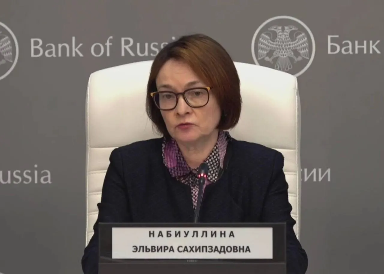 Глава Центробанка вернулась на пресс‑конференцию после простуды: подтвердила потерю голоса и поблагодарила тех, кто переживал. Журналисты отметили отсутствие привычной броши и изменения во внешнем виде.