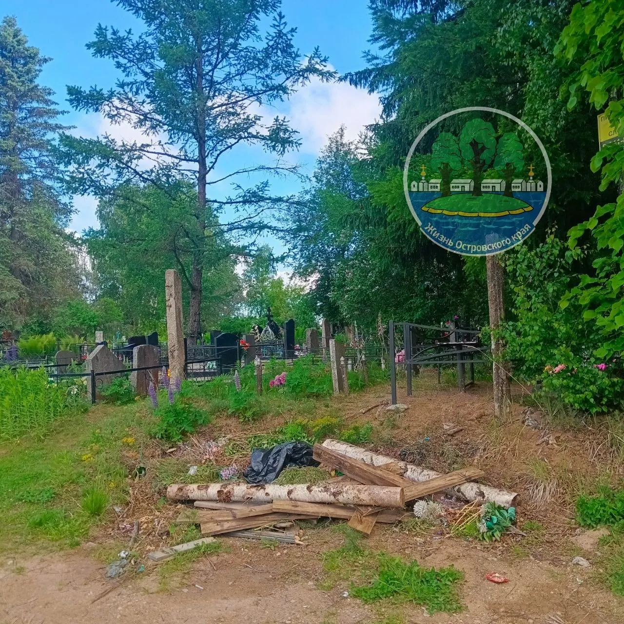 Депутат Псковского областного Собрания обратился в прокуратуру после обнаружения бытового и строительного мусора на территории кладбища и рядом с местами захоронений.