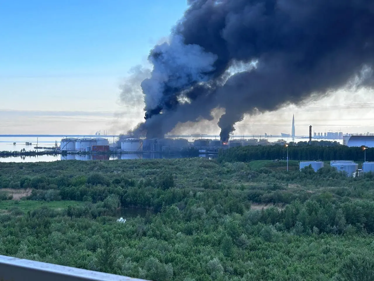 На кадрах видно, как в порту Кировского района загорелся нефтяной терминал — объект для хранения и отгрузки нефти. Информации о пострадавших и причинах пока нет.