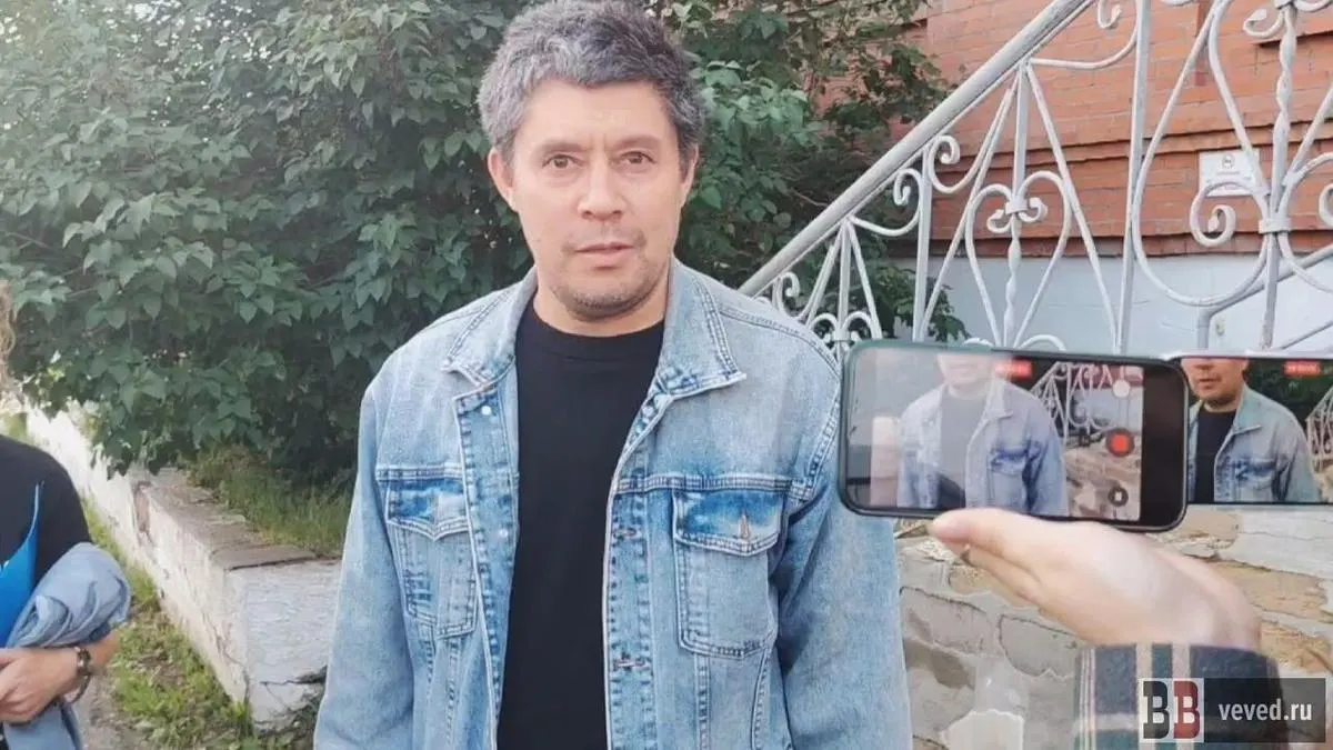 Физик и член свердловского отделения «Яблока» Грэй Болтачев провёл пять суток в спецприемнике по статье о «мелком хулиганстве». Он связывает задержание с намерением баллотироваться в заксобрание Свердловской области.