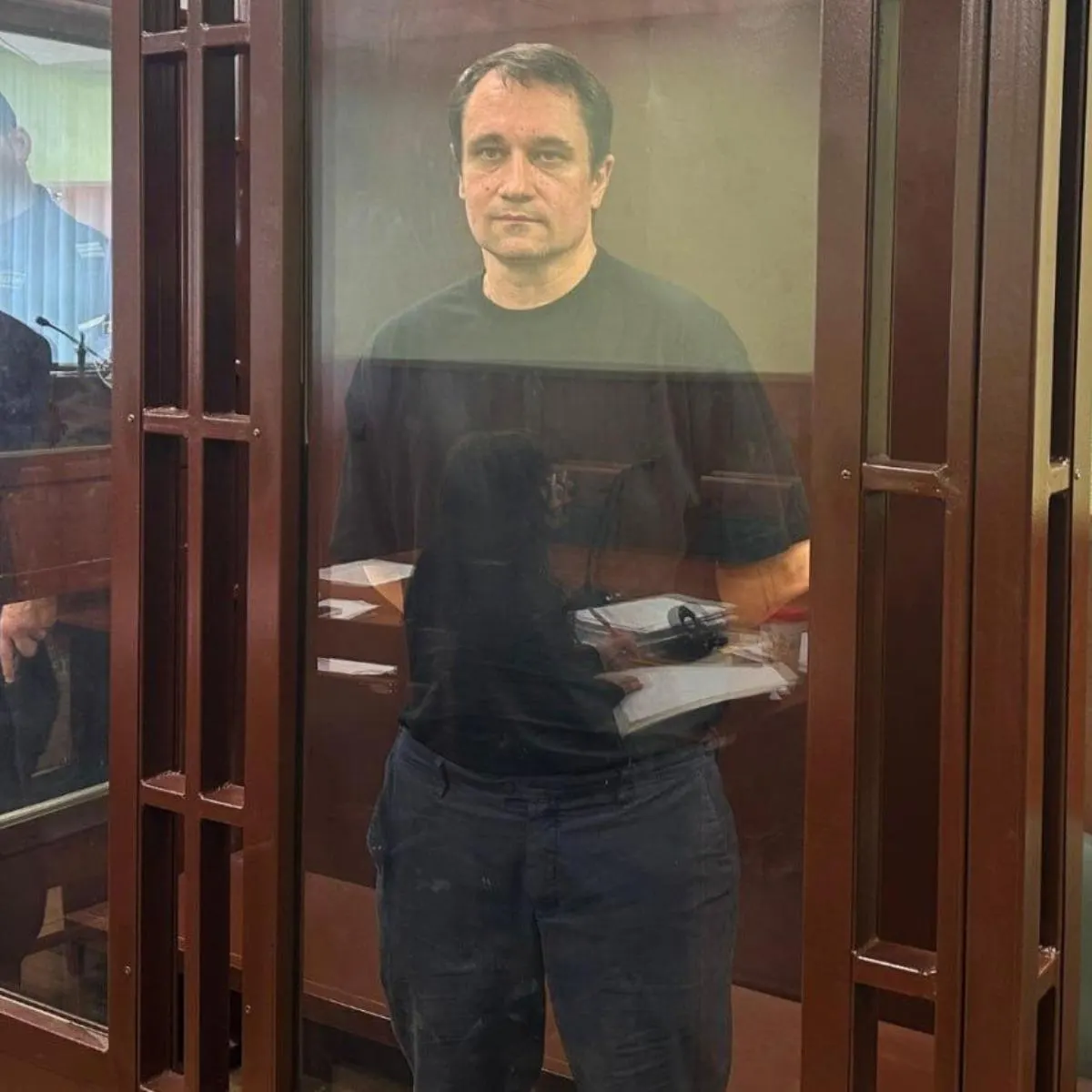Суд признал сотрудника Росреестра виновным в распространении «фейков» об армии из-за комментария в Telegram. Прокуратура просила восемь лет, суд назначил пять.