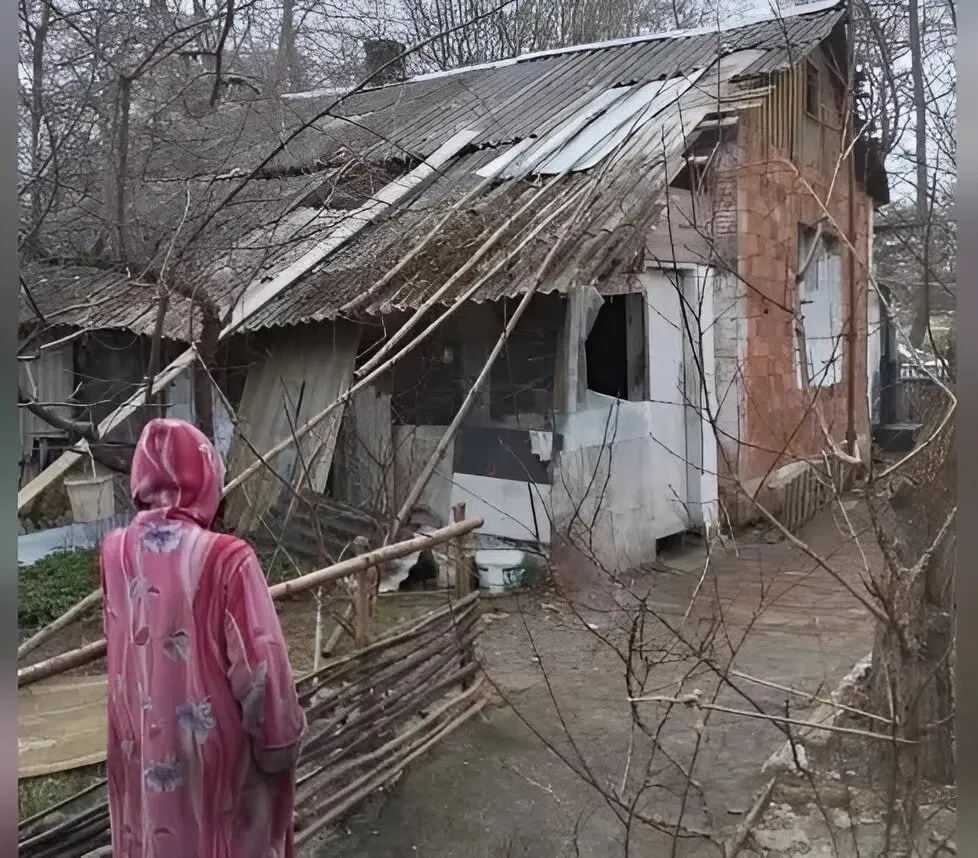 Женщина вынуждена отапливать жилище дровами. После шторма в крыше образовалась дыра; соседи помогают, а жители готовят обращения в власти и прокуратуру.