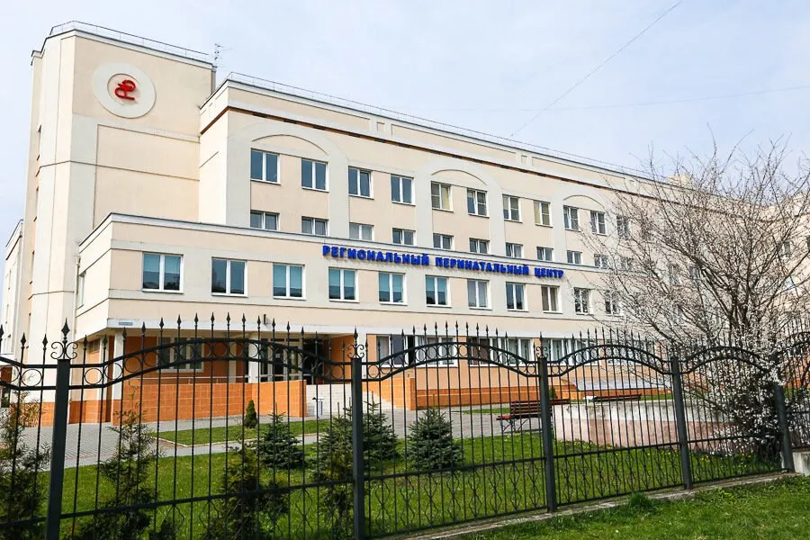 В региональном минздраве заявили, что ребёнок, родившийся 12 июня в тяжёлой асфиксии из‑за двойного тугого обвития пуповины, жив и проходит лечение в отделении реанимации и интенсивной терапии новорождённых.