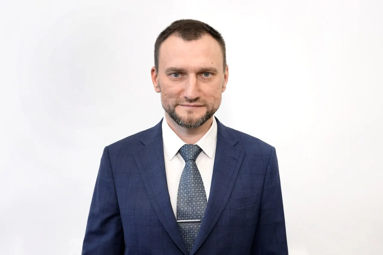 Бывший начальник управления комплексной безопасности университета занял пост проректора. В официальном сообщении отмечают его опыт работы «в структурах с повышенными требованиями к исполнительской дисциплине и безопасности». Официальных объяснений кадровой ротации нет.