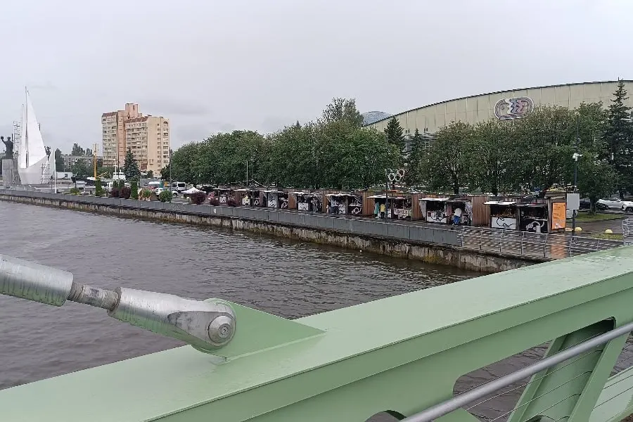 Традиционная выставка‑ярмарка ремесленников открыта на набережной у Философского моста: площадка работает с 1 мая по 31 июля, торговые места для мастеров предоставляются бесплатно.