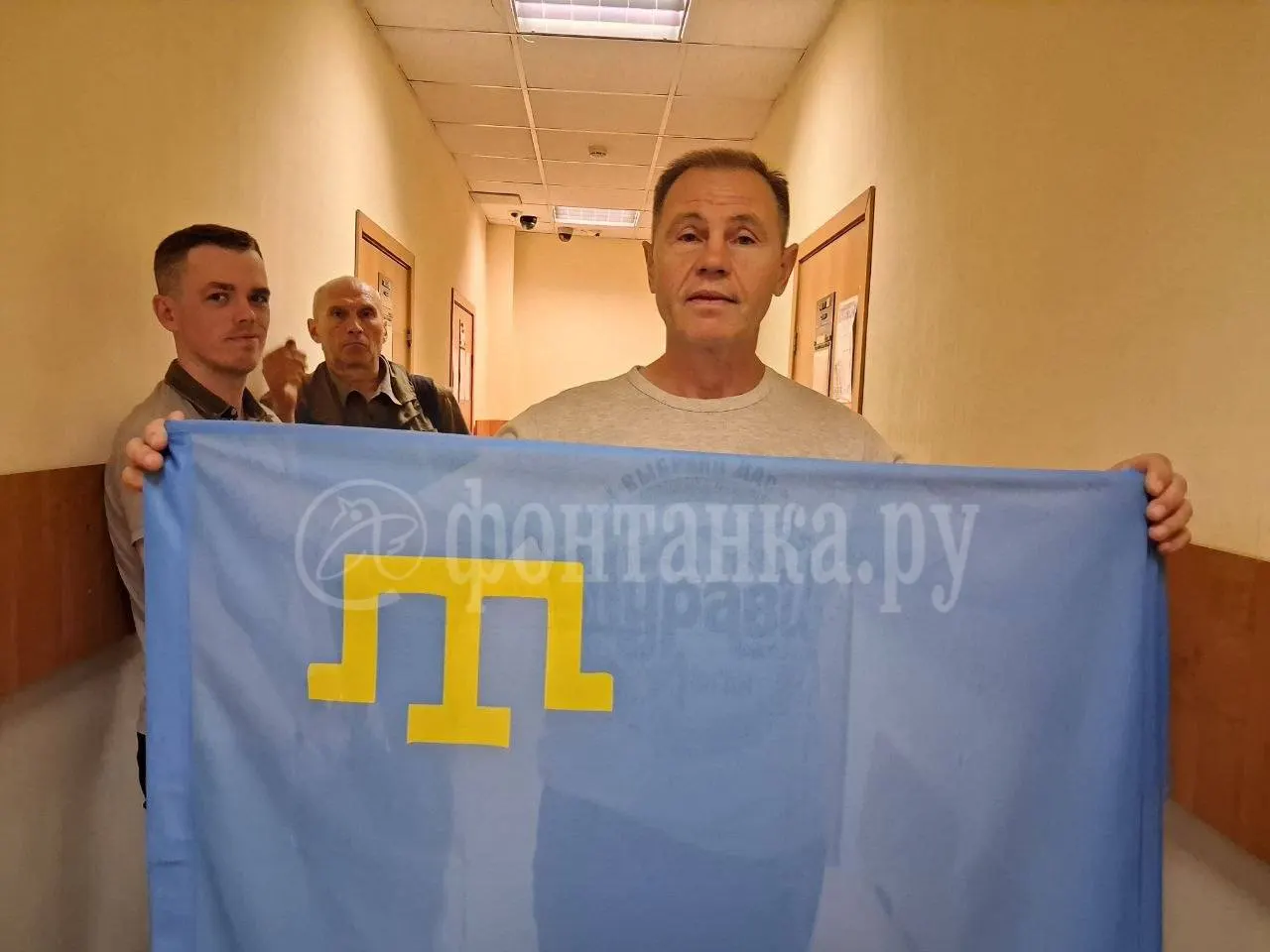 Суд прекратил производство по делу о демонстрации экстремистской символики в отношении главы крымскотатарского общества; национальный флаг, изъятый после экскурсии, вернули владельцу. Отдельное заседание по другому протоколу назначено на 9 июня.