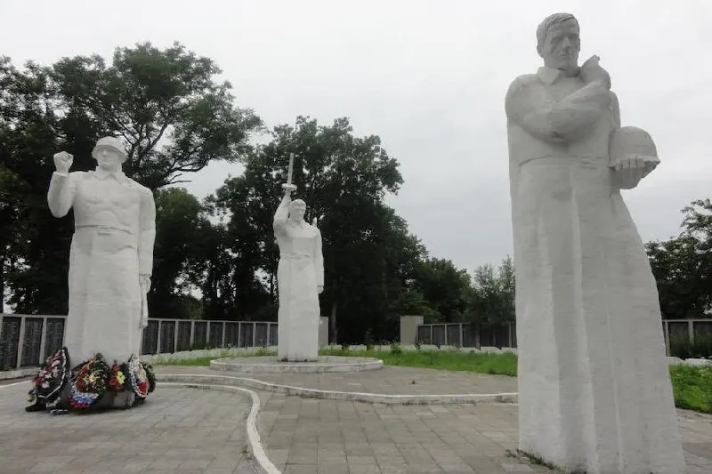 На ремонт мемориального комплекса в посёлке Корнево готовы потратить до 47 545 624 рублей; контракт должен быть исполнен до конца 2026 года, работы — завершены до 4 декабря.