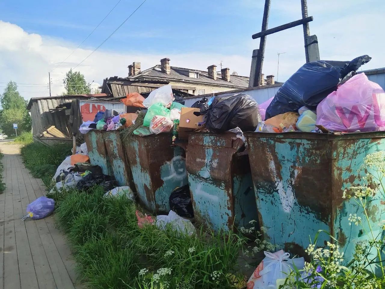Жители Карпогор, Сосновки и Пинеги пожаловались на перебои с вывозом отходов. В администрации сообщают о поломках техники, регоператор заявляет о ремонте машин, власти направили претензии.