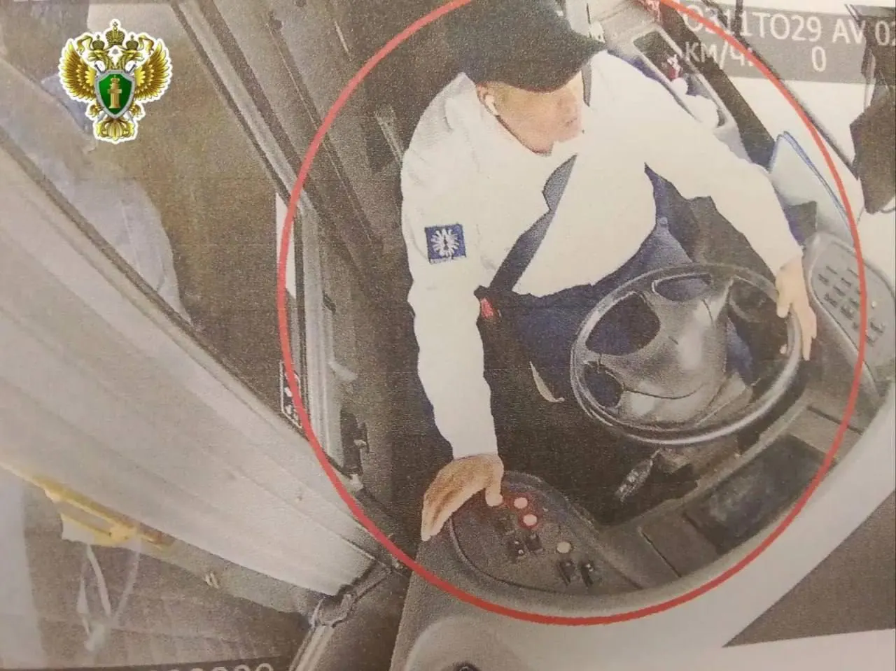 В Архангельской области пожилая женщина выпала из автобуса при посадке: водитель тронулся, не убедившись в безопасности. Мужчина признал вину — ему грозит до трёх лет ограничения свободы или принудительные работы; потерпевшая требует 2 млн рублей морального возмещения.
