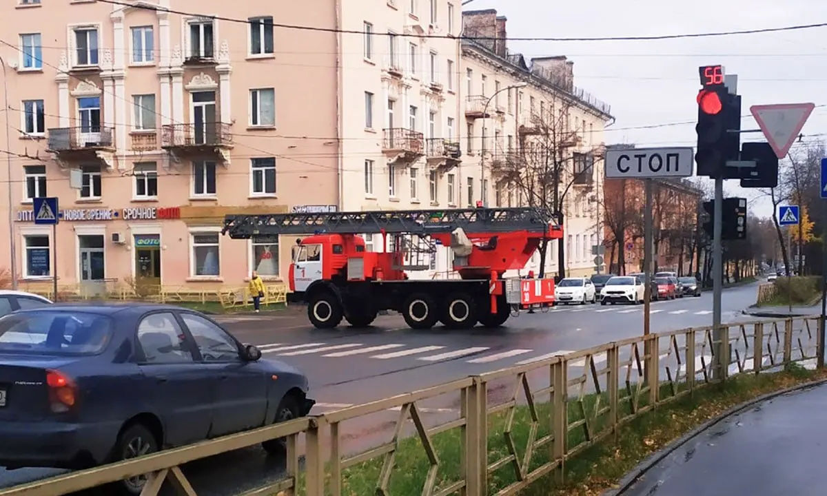 31 мая в квартире на Первомайском проспекте вспыхнул пожар, спасатели оперативно потушили возгорание; пострадавших нет, по предварительным данным причиной стала зарядка.