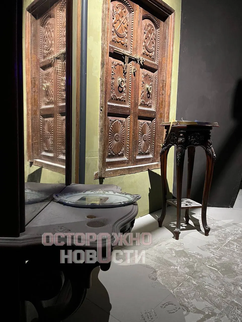 В петербургском торгово‑развлекательном комплексе несколько нетрезвых людей сорвали огнетушитель и распылили его в выставочном зале. Из‑за распылённого вещества ухудшилась видимость, дети испугались — персоналу пришлось эвакуировать посетителей. Злоумышленников задержали и оштрафовали, организаторы оценили ущерб примерно в полмиллиона рублей.