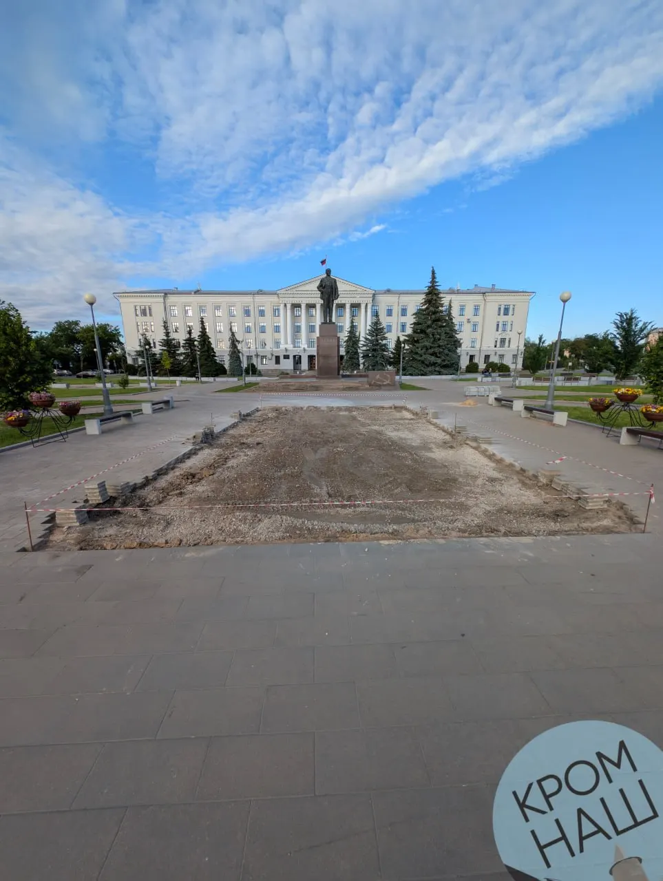 На площади Ленина подрядчик 9 июня демонтировал покрытие и приступил к подготовке почвы для возвращения исторической цветочной клумбы.