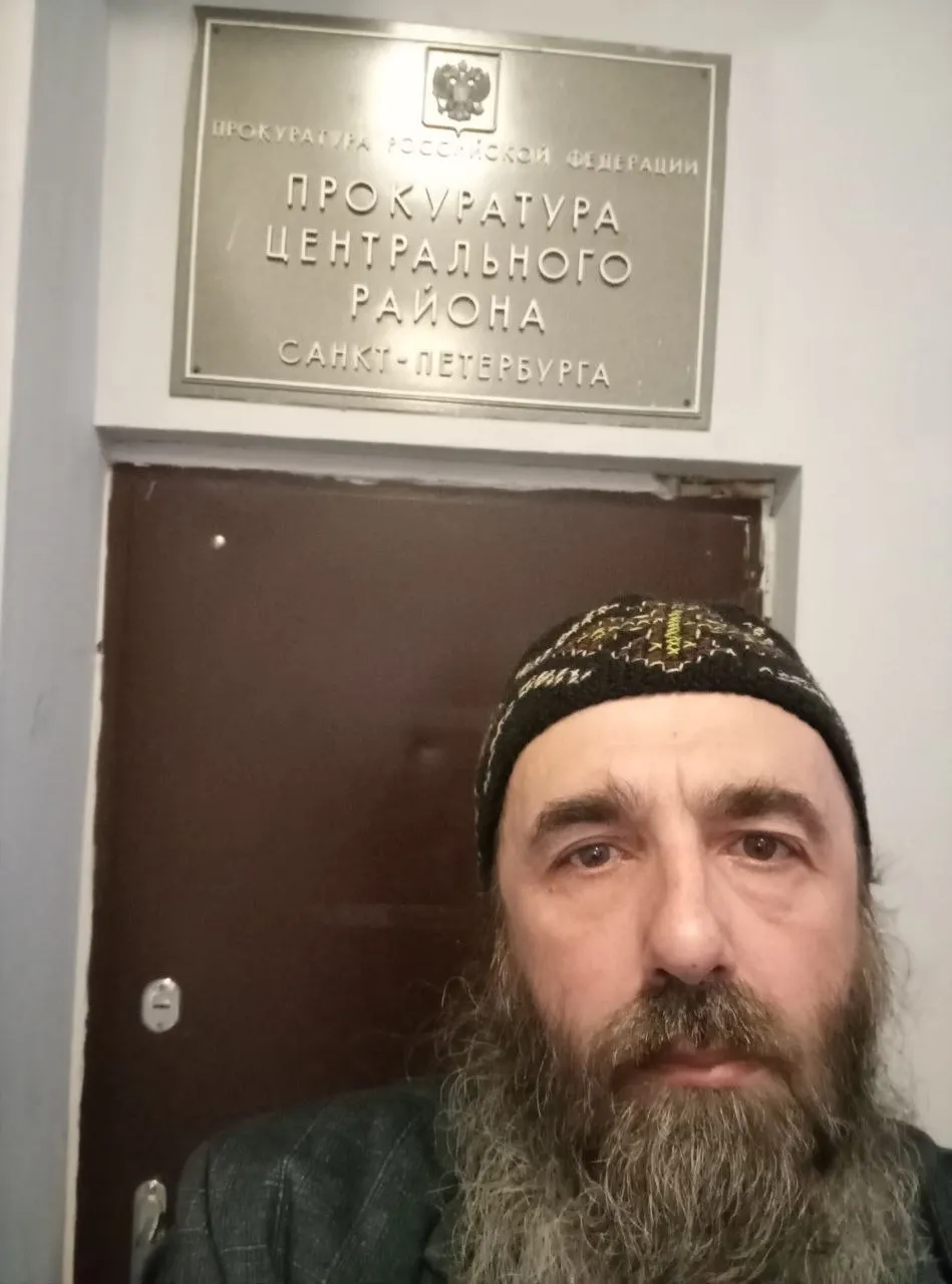 Прокуратура Центрального района Санкт‑Петербурга составила протокол против священника и правозащитника Григория Михнова‑Вайтенко по статье об участии в деятельности «нежелательной» организации; дело рассмотрит Смольнинский районный суд.