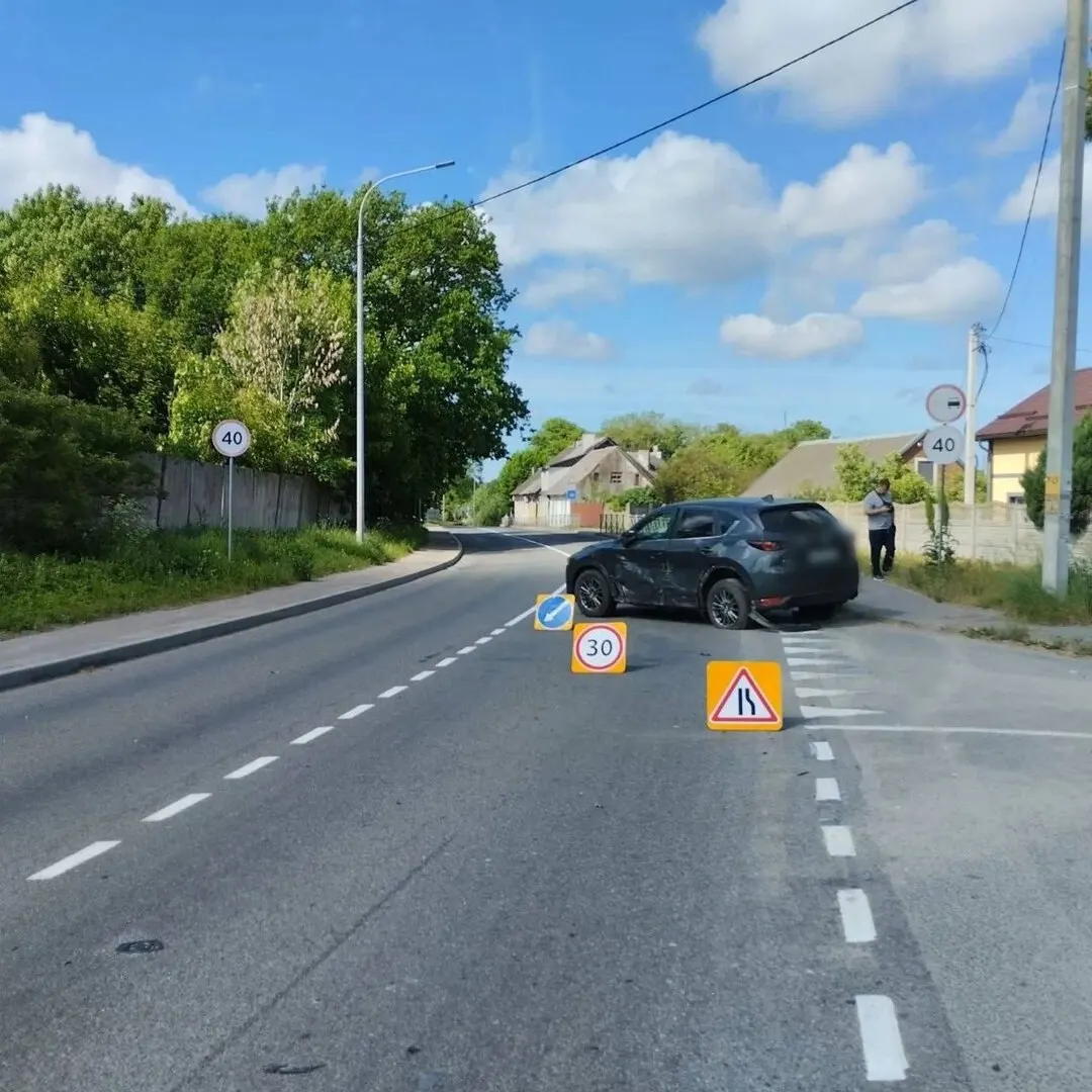 Около 08:40 водитель Škoda выехал на встречную полосу на правом закруглении и врезался в Mazda. Мужчина получил травмы, инспекторы устанавливают обстоятельства ДТП.