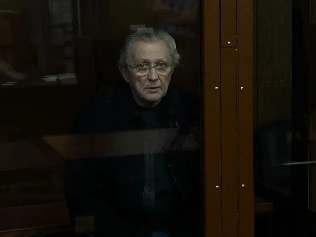 Басманный суд Москвы поместил Трабера под стражу на два месяца. Ему предъявлены обвинения в убийстве и незаконном хранении оружия.