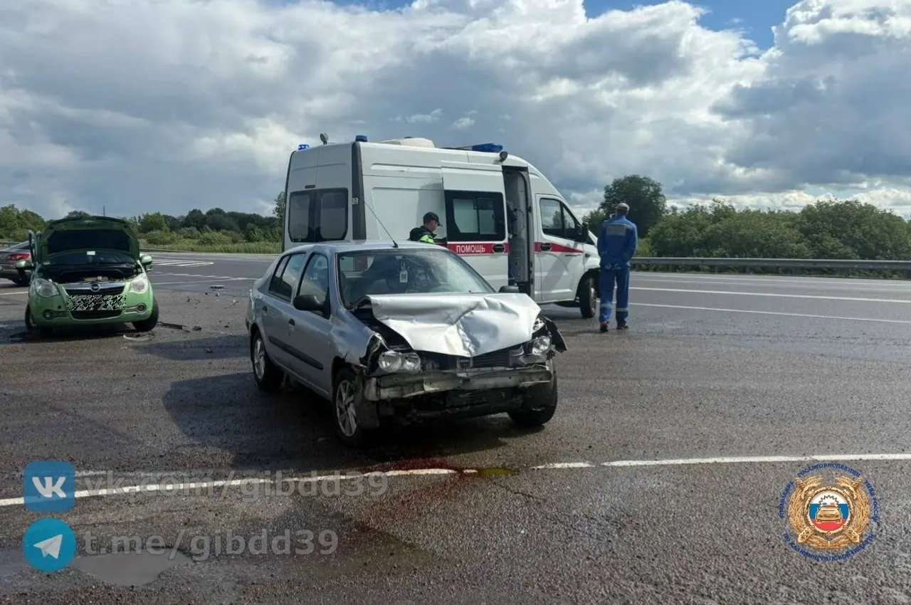 На 116-м километре дороги Калининград — Черняховск — Нестеров около 14:37 произошло столкновение двух легковых автомобилей; пассажирка одной из машин госпитализирована.