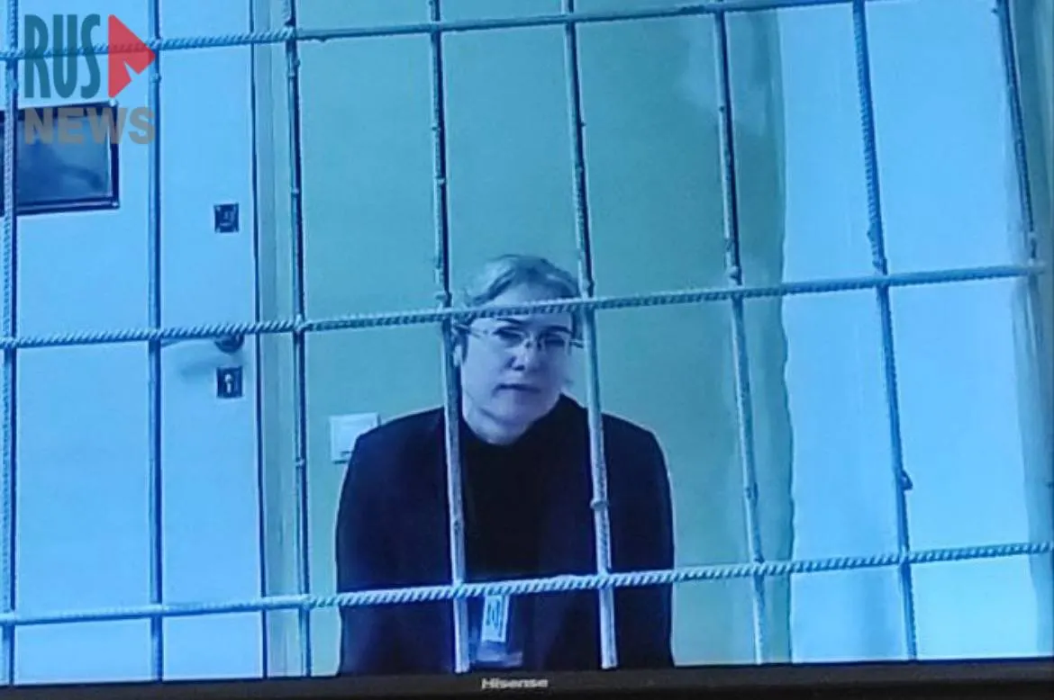 Ленинградский областной суд отклонил ходатайство о замене оставшейся части приговора переводчице. Суд оплатил ей адвоката за счёт бюджета; она жалуется на нехватку рабочих мест в колонии. Приговор связан с повторной «дискредитацией» ВС РФ за пацифистские пикеты.