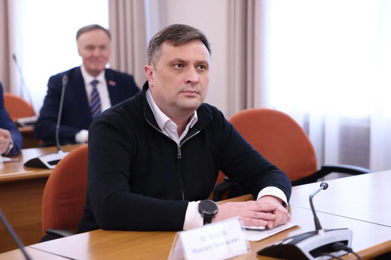 Жители Калининградской области замечают парадокс: местная рыба и другие продукты иногда стоят дороже, чем в столицах. Депутат Максим Буланов призывает власти разобраться в механизмах ценообразования и сделать продукты доступнее для местных жителей.