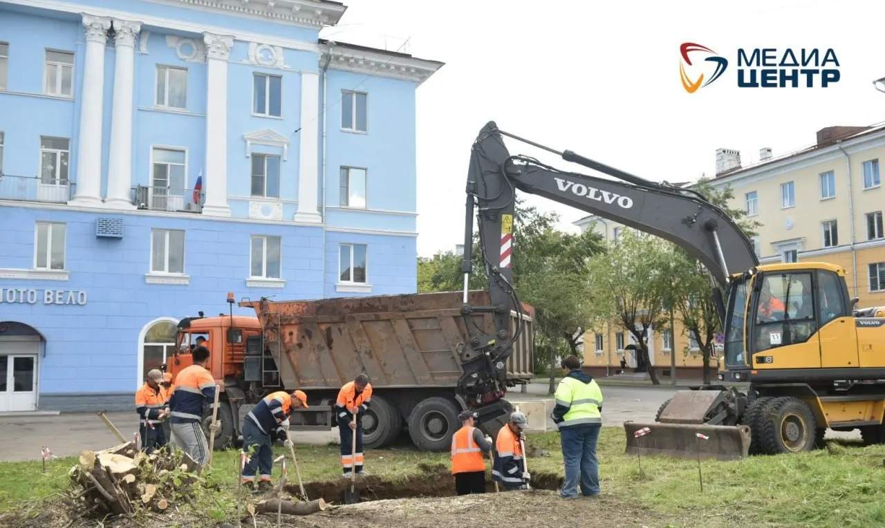 На перекрёстке улиц Сталеваров и Металлургов в Череповце выкопали прямоугольную яму — подготовка к установке памятника Сталину и И. П. Бардину продолжается, хотя горожане собирают подписи против проекта.