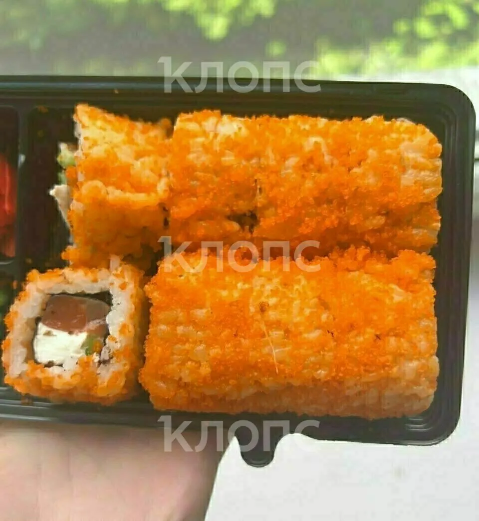 Супружеская пара из Калининграда нашла мёртвого червя в икре в купленных в супермаркете суши. Роспотребнадзор напомнил порядок действий при обнаружении посторонних предметов в продуктах.