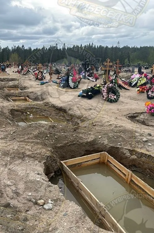 В Карелии жители жалуются, что на одном из кладбищ могилы частично затоплены. Люди связывают это с подъёмом грунтовых вод и некачественной отсыпкой участков, власти ранее обещали исправить ситуацию.