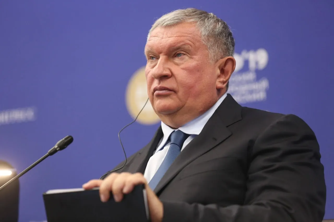 Глава «Роснефти» направил президенту предложения: временно приостановить обязательные биржевые продажи, обязать перерабатывать не менее 30% сырья в РФ, пересмотреть нормативы для интегрированных компаний, обеспечить приоритет конечным потребителям и механизм безубыточного импорта.