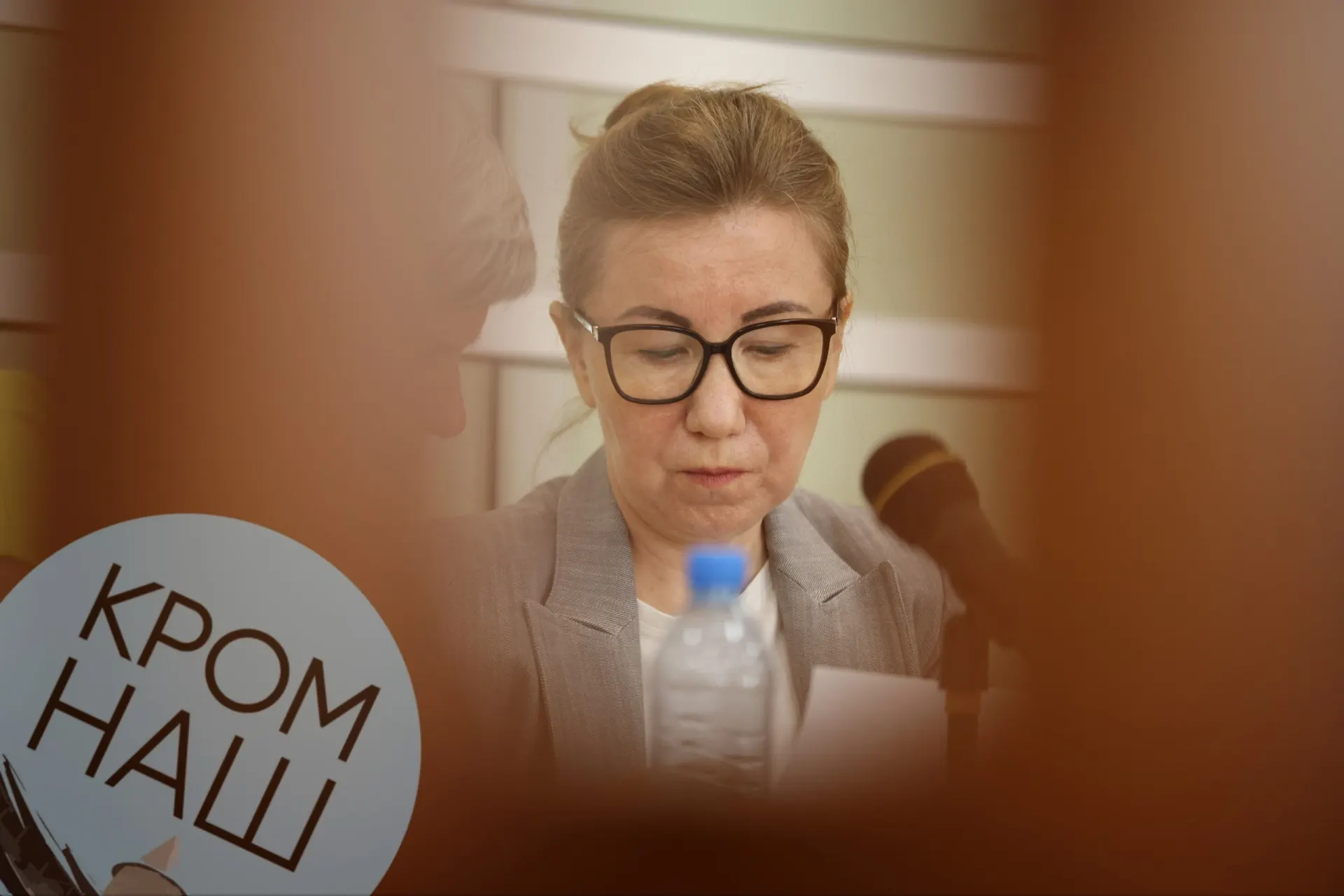 Одна из адвокатов обвиняемой отсутствовала на заседании; судья Ирина Васильева распорядилась провести слушание в открытом формате.