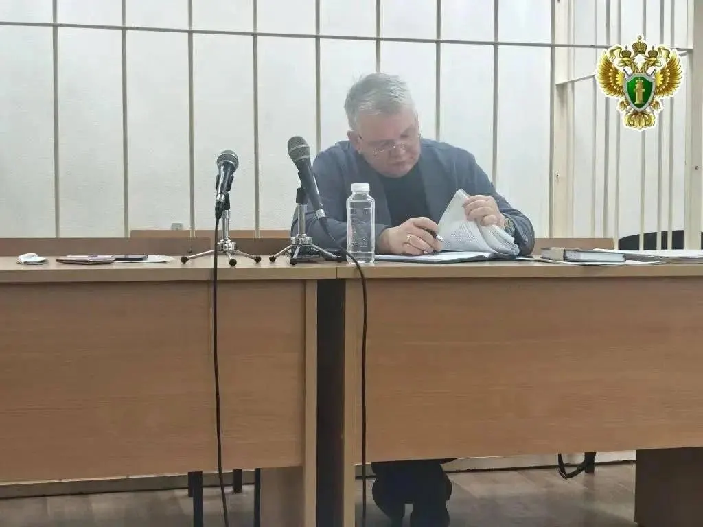 В Северодвинске суд признал виновным руководителя СТК «Северград» в хищении средств федерального проекта «Современная школа» при возведении школы в селе Долгощелье Мезенского округа. Ему назначили 1,5 года колонии и штраф 500 тыс. рублей.