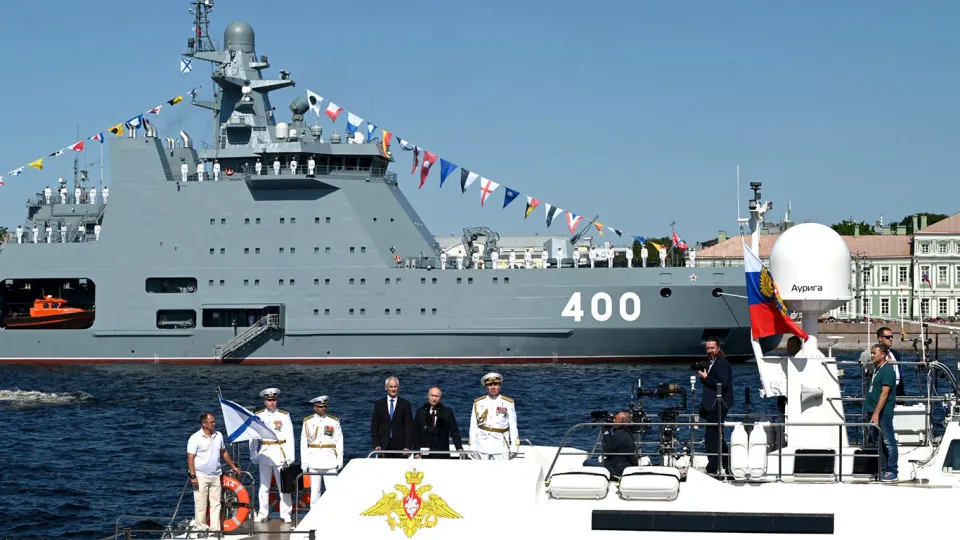 Минобороны не выпустило указ о проведении парада: подготовка в Петербурге не ведётся, корабли и делегации в город не направляют. Решение совпало по времени с атакой беспилотников, в ходе которой был повреждён корвет в Кронштадте.
