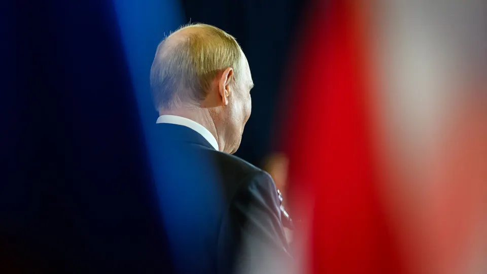 «Открытый» рейтинг доверия Владимиру Путину упал до 29,5% — после этого показатель перестали публиковать; при этом «закрытый» опрос даёт значительно более высокий результат, а общественное настроение характеризуется тревогой и усталостью.
