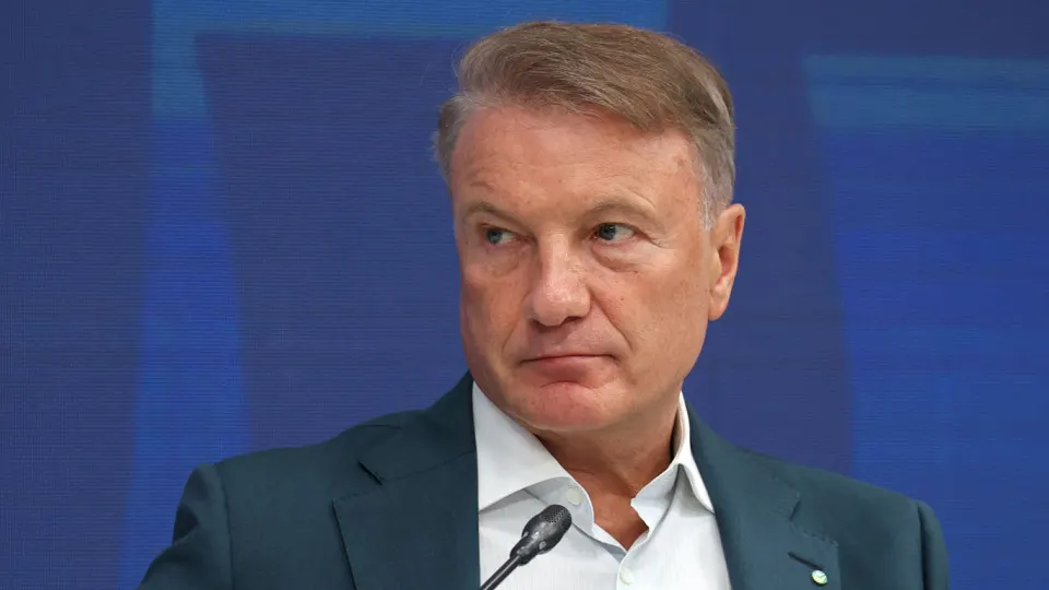 Глава крупнейшего банка заявил на годовом собрании акционеров, что большинство россиян хочет как можно скорее окончания боевых действий. Параллельно опросы показывают рекордную долю приверженцев прекращения войны, а в интернете резко вырос интерес к срокам её завершения. Он также предупредил о проблемах в экономике и призвал снижать ключевую ставку.