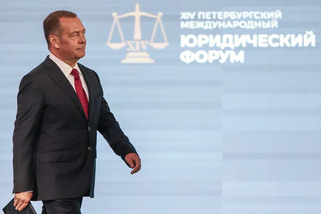 В Санкт-Петербурге прошёл очередной юридический форум, где представители власти, бизнеса, религиозных и академических кругов обсудили вопросы права, демографии, идеологии и угрозы суверенитету в цифровую эпоху.