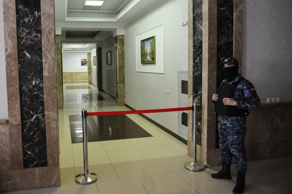 Три защитника рассказывают о практике защиты по политическим делам: как меняется тактика, с какими методами давления сталкиваются обвиняемые и почему адвокаты, несмотря на риски, не оставляют эту работу.
