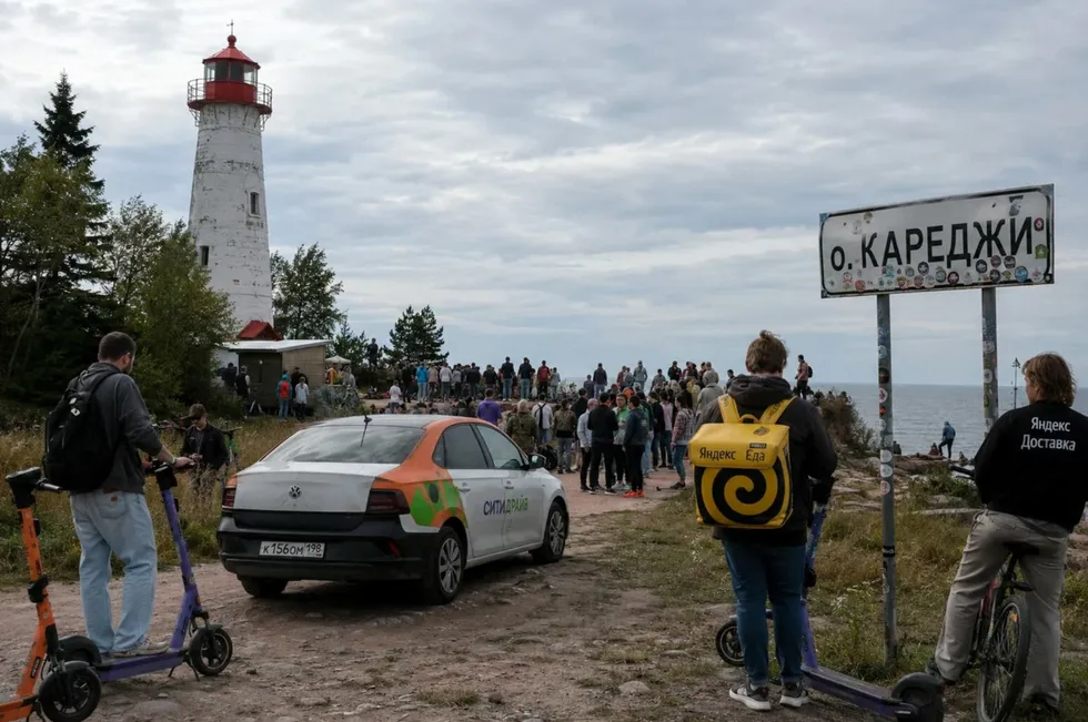 Жители Санкт‑Петербурга массово обнаруживали своё местоположение на крошечном острове Кареджи в Ладожском озере — из‑за сбоев в навигации и массового подмены координат. Вместо паники люди отреагировали шутками, оставляя десятки «отзывов» и генерируя изображения об «островной жизни».