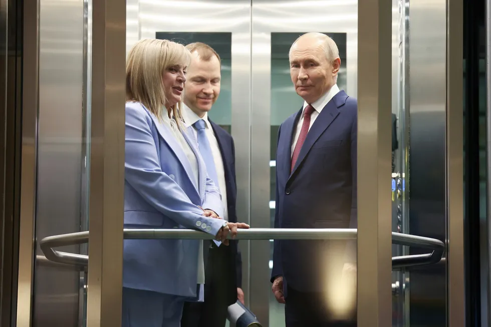 Руководство силовых структур настаивает на переносе или отмене думских выборов из‑за падения рейтингов, экономических трудностей и угроз безопасности; в администрации президента идут дебаты, но официальных решений нет.